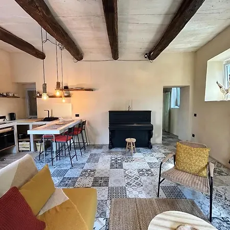 Spacious House In Tapigliano With Terrace For 12 People *