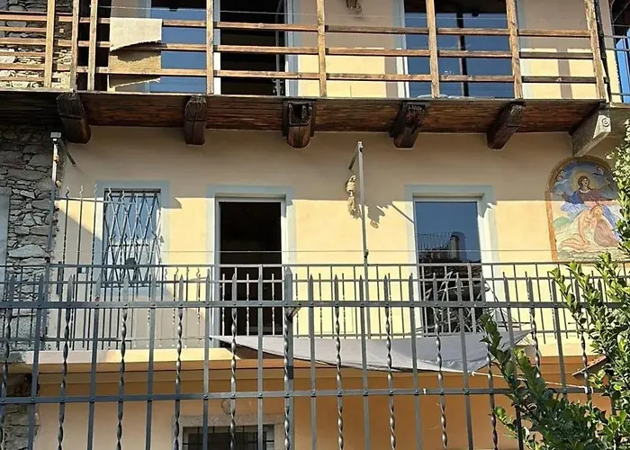 Spacious House In Tapigliano With Terrace For 12 People