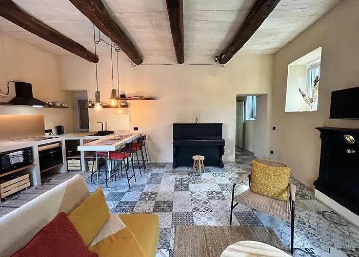 Spacious House In Tapigliano With Terrace For 12 People *