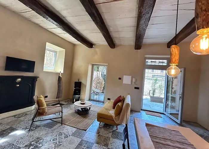 Spacious House In Tapigliano With Terrace For 12 People *